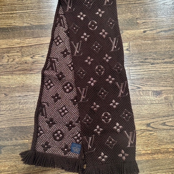 Authentic Louis Vuitton Logomania Wool Scarf - Picture 2 of 5